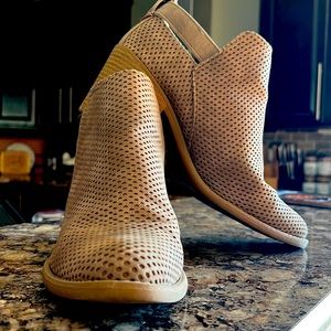 Size 9 beige colored boots with small heel and buckle